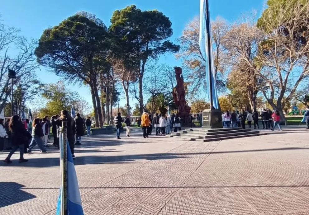 Vecinos de Lamarque participaron de la jornada patria en Plaza Santa Genoveva, con música en vivo, danzas folklóricas y un gran almuerzo comunitario por el 25 de Mayo. Foto: gentileza.