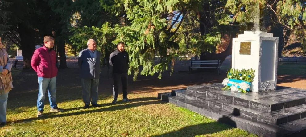 Pomona conmemoró el 25 de Mayo con un acto patrio y un homenaje al General José de San Martín en el parque que lleva su nombre. Foto: Municipio Pomona.