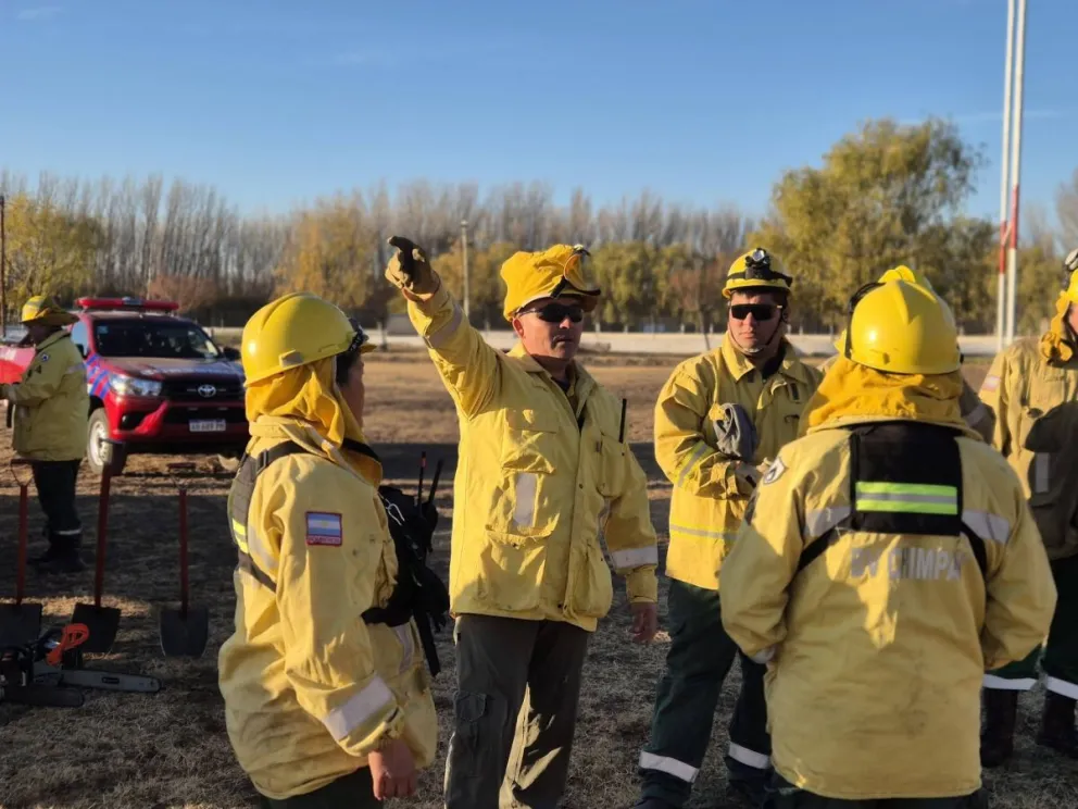 La capacitación incluyó trabajos con fuego real, técnicas operativas y prácticas de coordinación ante incendios forestales. Foto: Bomberos Voluntarios Chimpay.
