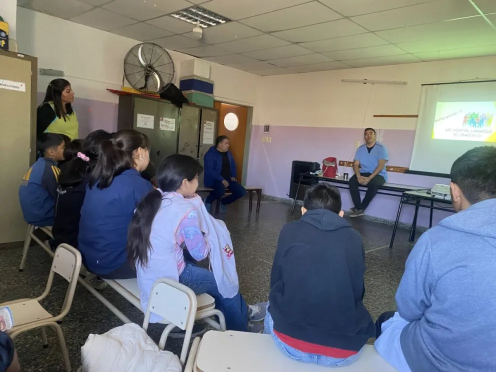 El taller estuvo dirigido a estudiantes de 6° y 7° grado de la Escuela N° 112 y fue coordinado por profesionales de APS junto al Licenciado Claudio Gutiérrez. Foto: gentileza.