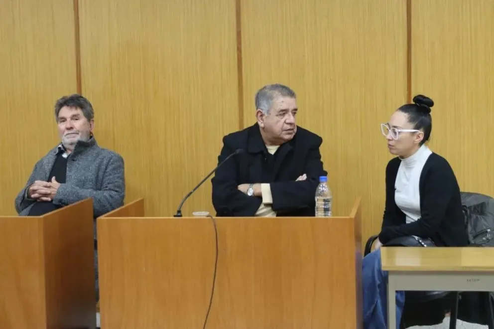 Mariela Marzano junto a sus abogados defensores, Oscar Pineda y Pablo Iribarren, durante la audiencia en la que la jueza Natalia González resolvió enviar la causa al fuero federal. Foto: Tania Domenicucci.