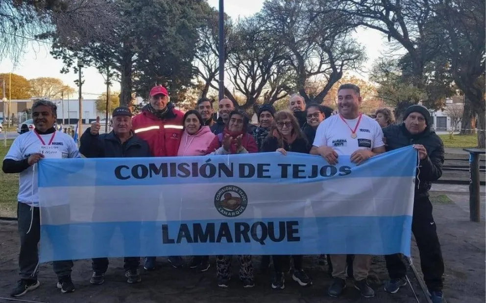 Delegaciones de distintas localidades participaron de una nueva edición del Torneo de Tejo realizado en Lamarque. Foto: Municipio Lamarque.