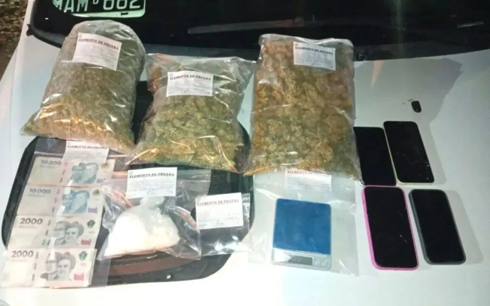 La droga y el dinero que fue incautado gracias al descubrimiento de "Máximo".