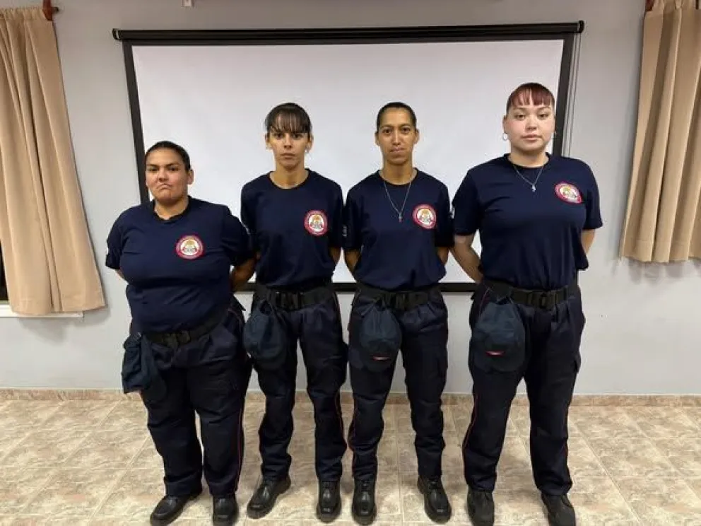 Candela Carrasco, Mayra Ramírez, Eva Luján y Maribel Fernández aprobaron el Examen de Nivel I y se incorporaron oficialmente al Cuerpo Activo de Bomberos Voluntarios de Chimpay. Foto: Bomeros Voluntarios Chimpay.