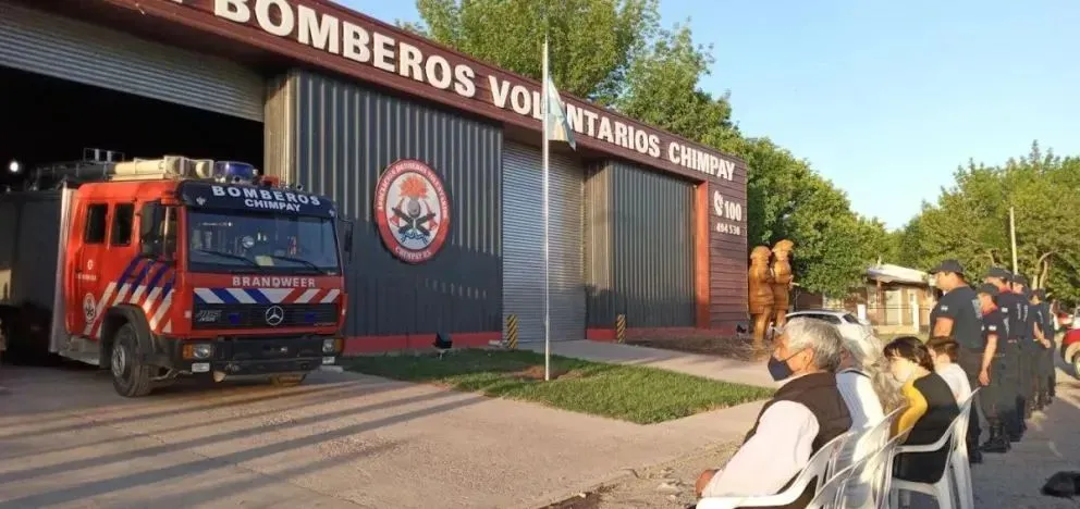 Bomberos Voluntarios de Chimpay invitan a la comunidad a decorar hogares, comercios e instituciones con los colores rojo y amarillo para celebrar su día y reconocer su labor. Foto: archivo.