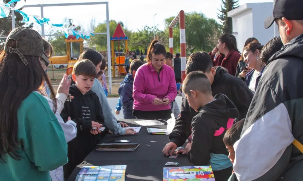 Familias de Chimpay compartieron una tarde de intercambio de figuritas, juegos y sorteos en el playón de las 50 Viviendas. Foto: Municipio Chimpay.