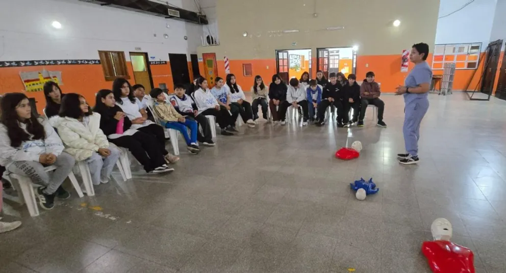 Alumnos de séptimo grado de la Escuela Primaria N° 345 realizaron prácticas de RCP y Maniobra de Heimlich junto a profesionales del Hospital Jorge Rebok de Lamarque. Foto: Consejo Escolar Choele Choel.