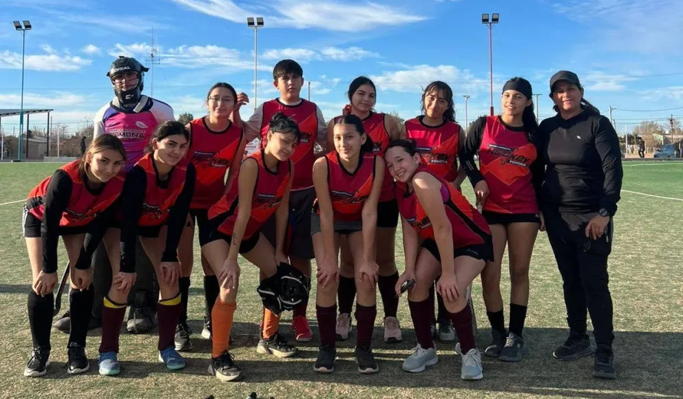 Delegaciones de Las Grutas, San Antonio Oeste, Valcheta y Pomona compartieron una jornada de hockey recreativo en la cancha Sol y Luna. Foto: Municipio Pomona.