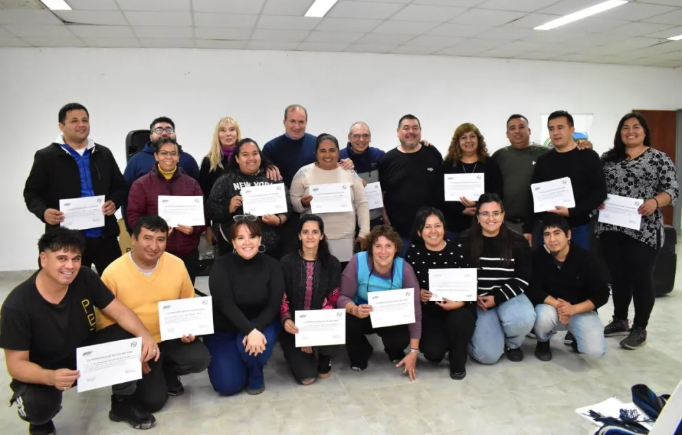 Los participantes recibieron sus certificados tras completar las tres clases presenciales del curso inicial de Operador de Sonido impulsado por la Municipalidad de Luis Beltrán. Foto: Municipio Luis Beltrán.