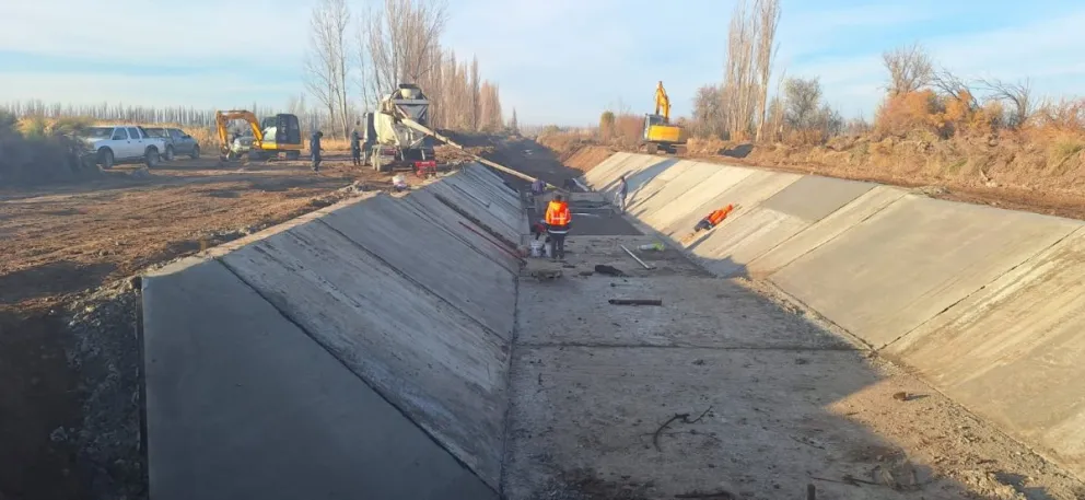 Las intervenciones incluyen obras de hormigonado y reconstrucción de canales en Lamarque y Luis Beltrán, además de la limpieza de más de 20 kilómetros de canales secundarios. Foto: gentileza.
