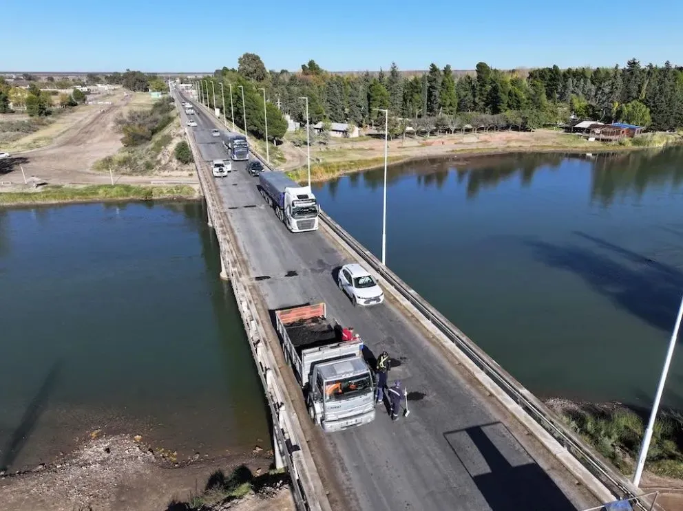 La inspección técnica realizada por Vialidad Nacional concluyó que el puente sobre el Río Colorado no presenta riesgos de colapso y mantendrá la restricción de circulación para vehículos de hasta 60 toneladas. Foto: archivo.