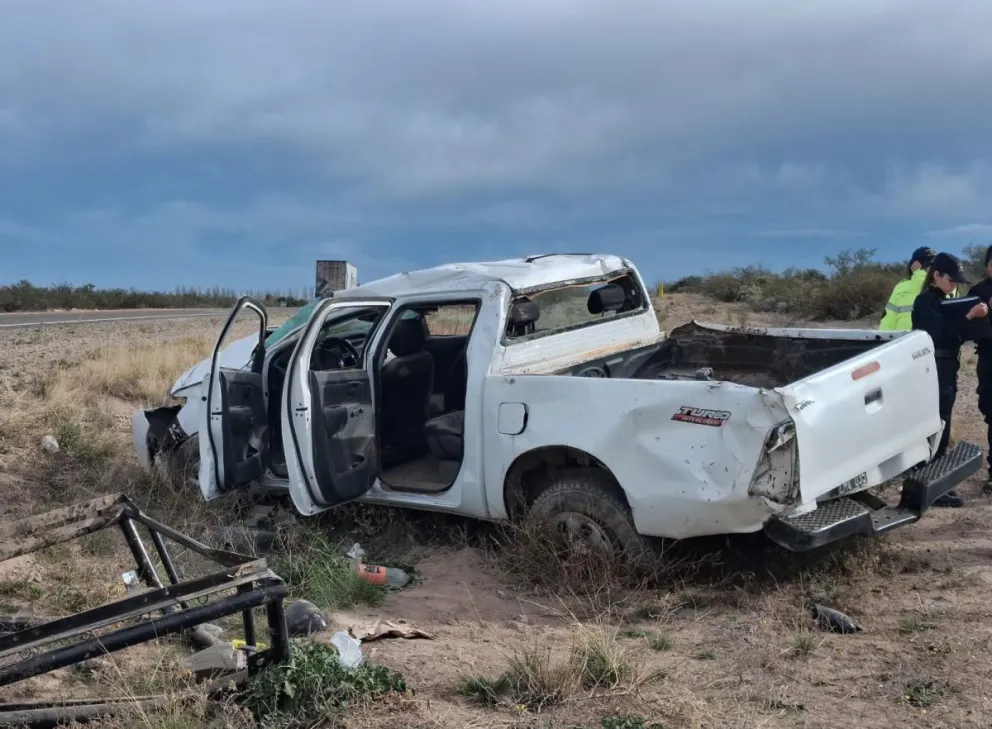 La camioneta Toyota Hilux volcó sobre la Ruta Nacional 22, entre Darwin y Coronel Belisle. Su conductor fue asistido por personal de salud y trasladado al hospital para una evaluación médica más exhaustiva. Foto: gentileza.