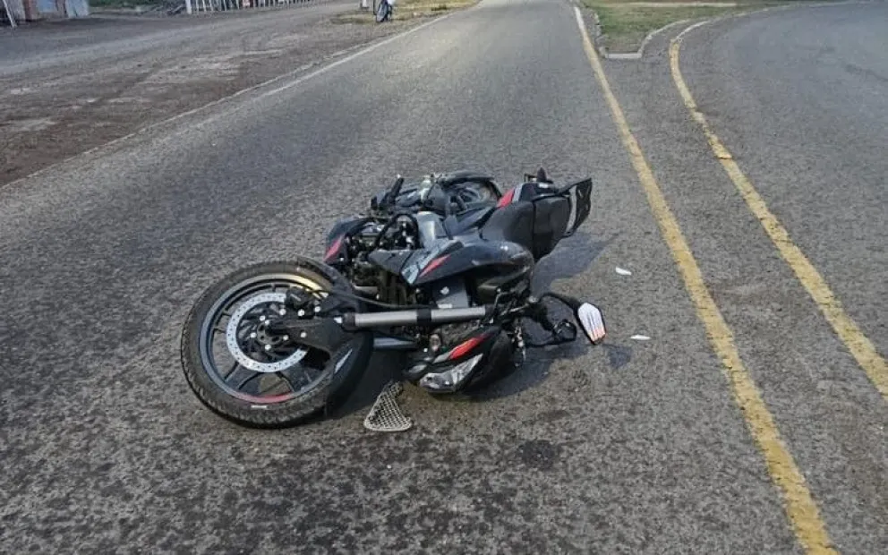 El siniestro ocurrió en la rotonda de acceso a Lamarque sobre la Ruta Nacional 250. El conductor de la motocicleta fue trasladado al hospital local y presentó lesiones de carácter leve. Foto: gentileza.