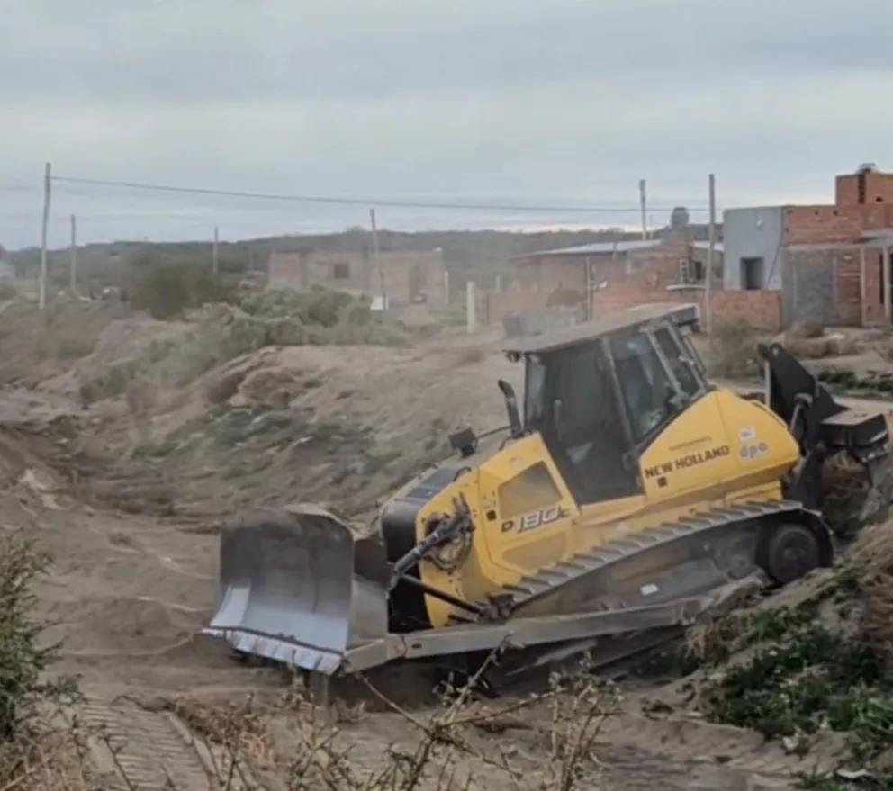 Las tareas del DPA avanzan en el Barrio Avicena con la limpieza y ampliación del canal de desagüe para mejorar el escurrimiento del agua y prevenir inundaciones. Foto: gentileza.