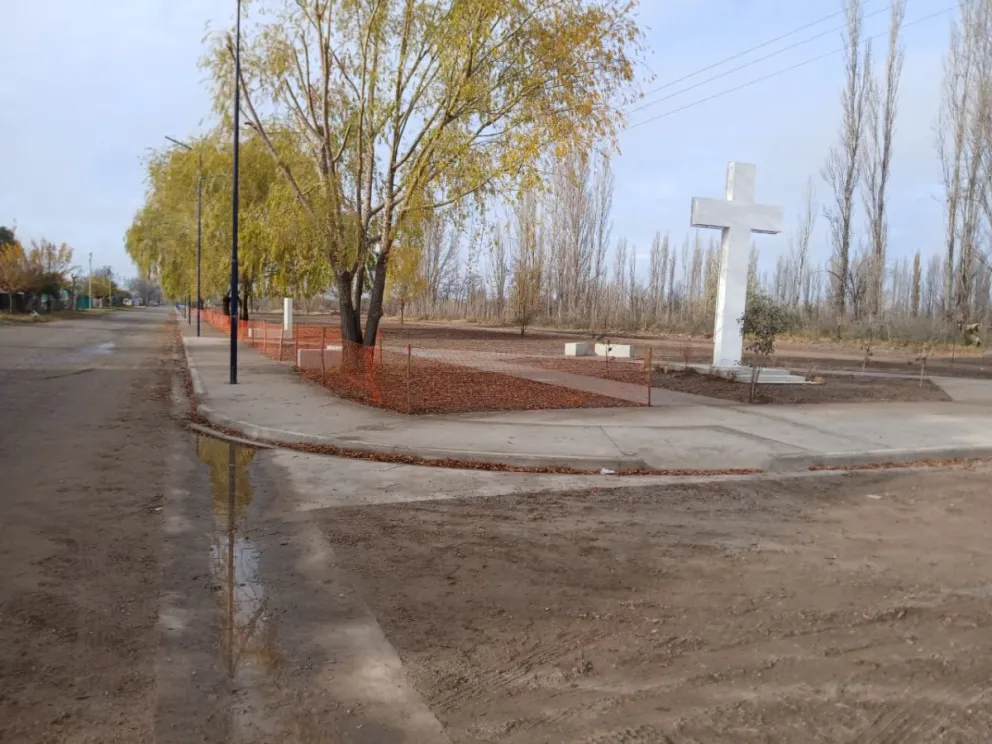 La siembra de césped ya fue completada en las ocho cuadras de la Avenida España, mientras que el próximo lunes comenzará un nuevo plan de poda urbana en distintos sectores de Lamarque. Foto: gentileza.