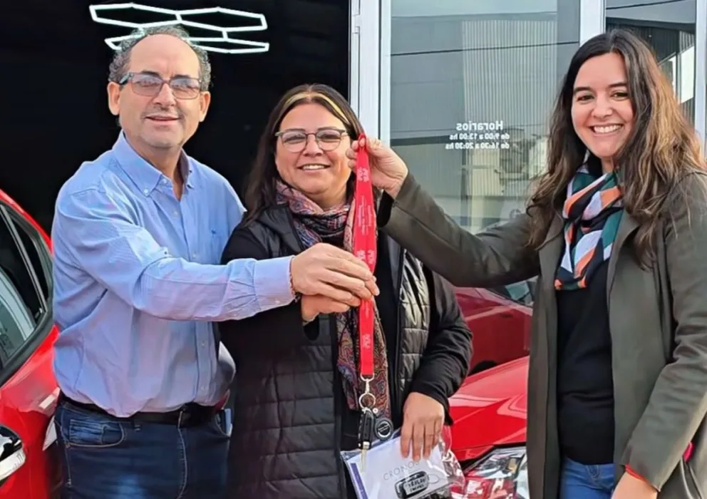 Silvia Labrada recibió el Fiat Cronos correspondiente a uno de los premios principales de la Gran Rifa Tomatera, que contó con una amplia participación de la comunidad. Foto: Municipio Lamarque.