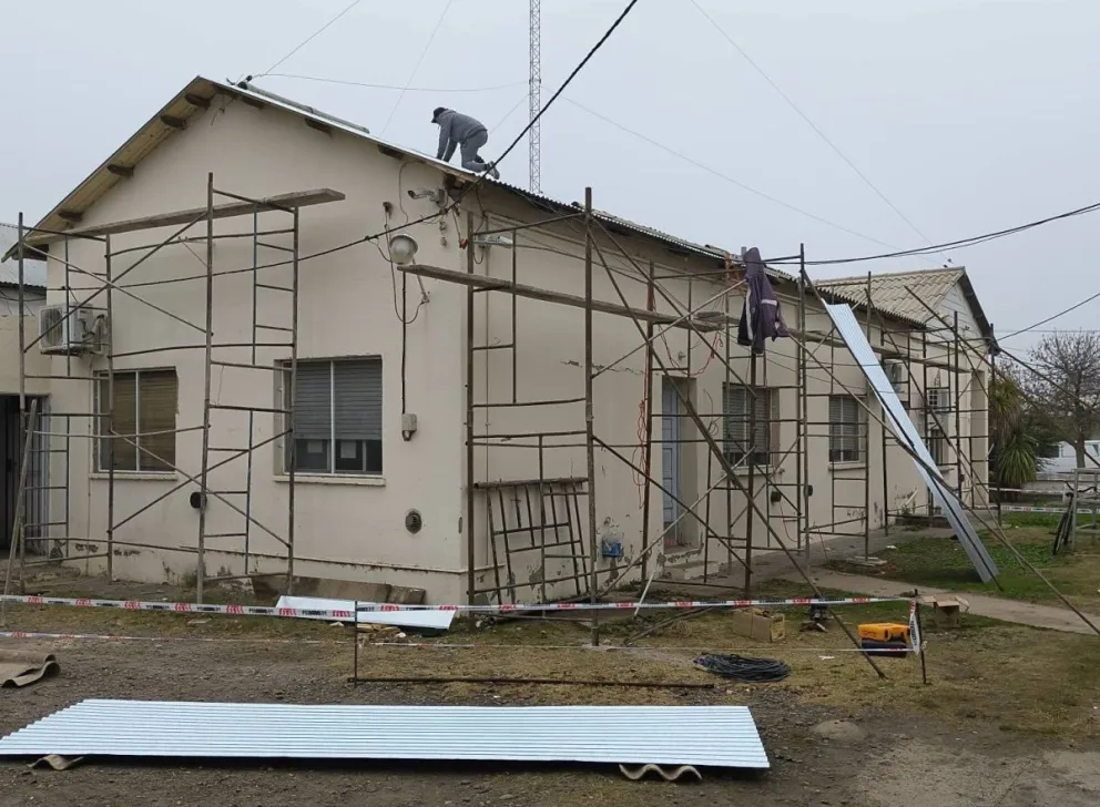 La obra contempla el reemplazo de 146 chapas y es financiada mediante aportes del Ministerio de Salud para los materiales y fondos propios del hospital para la mano de obra. Foto: Hospital Luis Beltrán.