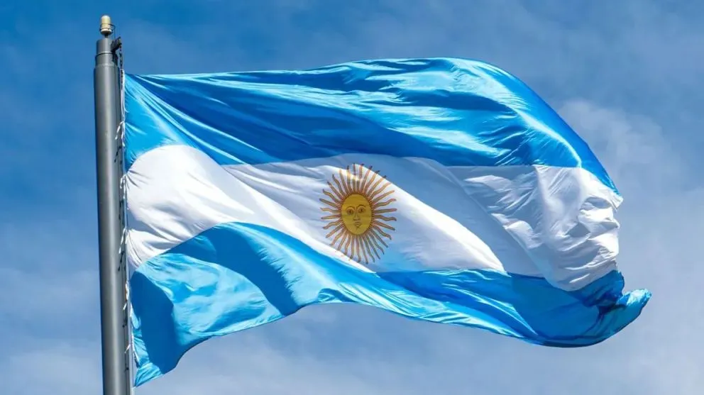 La Promesa de Lealtad a la Bandera constituye uno de los actos más significativos para los estudiantes de cuarto grado, quienes reafirman su compromiso con los valores y símbolos de la Nación Argentina. Foto: archivo.