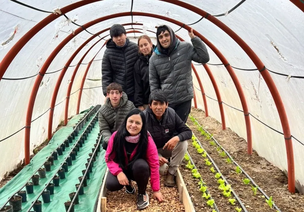 Estudiantes del CET N° 29 participan de tareas productivas en la AER INTA Valle Medio, incorporando conocimientos y experiencias prácticas en el manejo y producción de plantas aromáticas y ornamentales. Foto: gentileza.