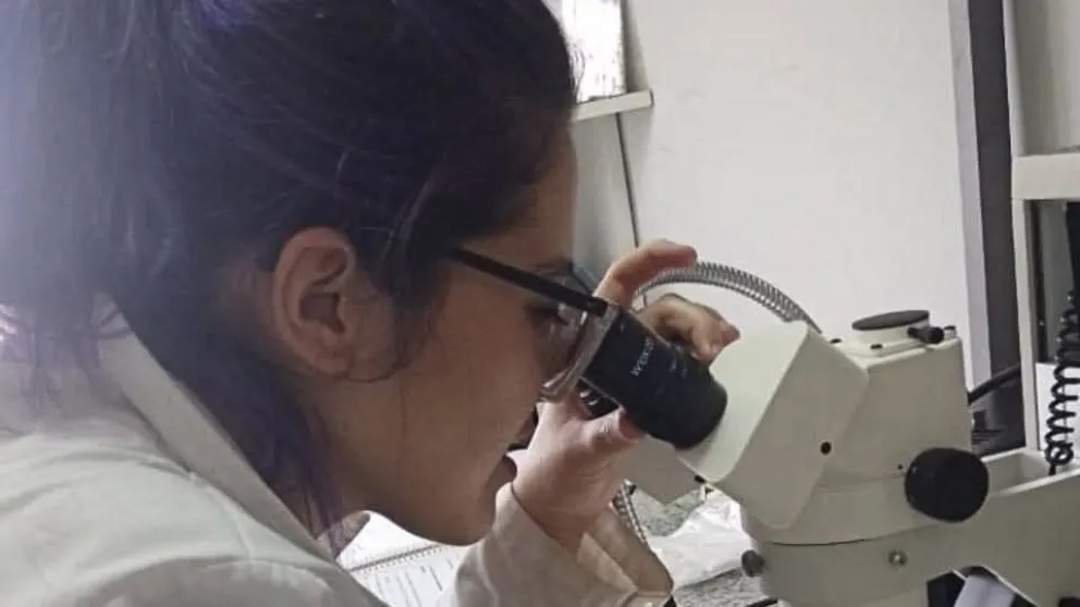 Lucía Abigaíl Jara Masías, estudiante de Ciencias del Ambiente de la UNRN, participó de una investigación sobre peces del río Negro que fue presentada en un encuentro científico y publicada en una revista especializada. Foto: gentileza.