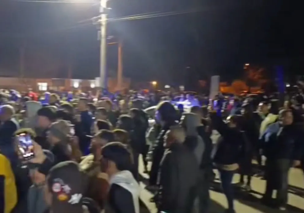 Vecinos se congregaron fuera del comercio donde permanecían los hombres atrincherados. Foto: captura redes sociales.