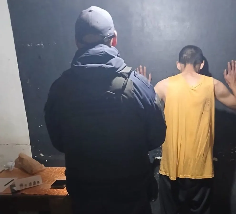 El hombre fue interceptado por efectivos policiales cuando intentaba abandonar un supermercado de Las Grutas con mercadería que no habría abonado. Foto: gentileza.