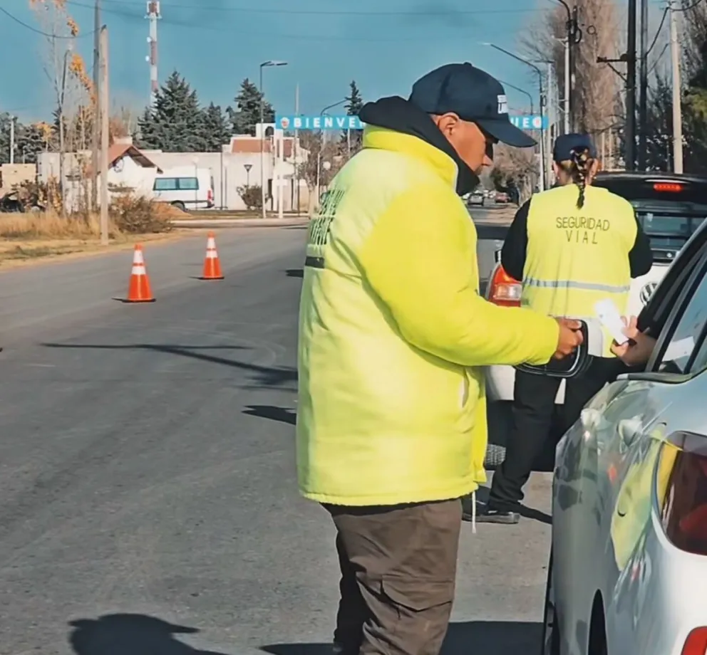 Los operativos de control se desarrollan en los accesos a Lamarque con participación del Área de Seguridad Vial y la Policía local. Foto: Municipio Lamarque.