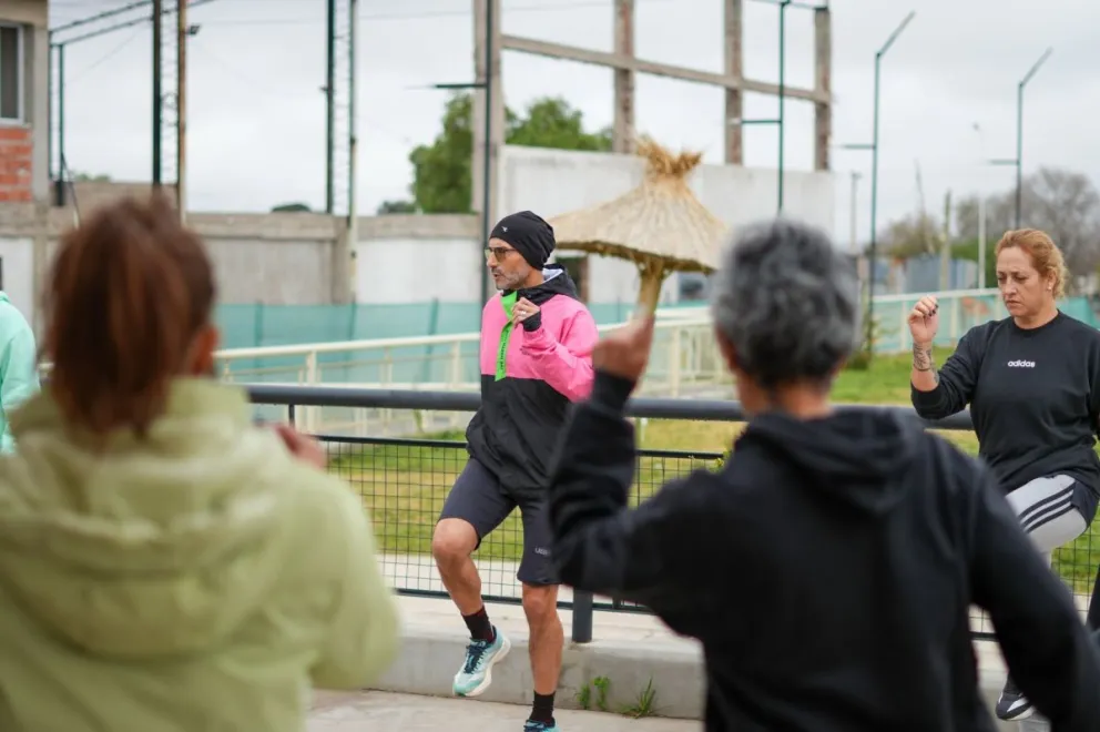 La clínica gratuita de atletismo y nutrición deportiva reunió a deportistas y vecinos en el Natatorio Municipal, en una propuesta orientada a mejorar la salud y el rendimiento físico. Foto: Municipio Darwin.