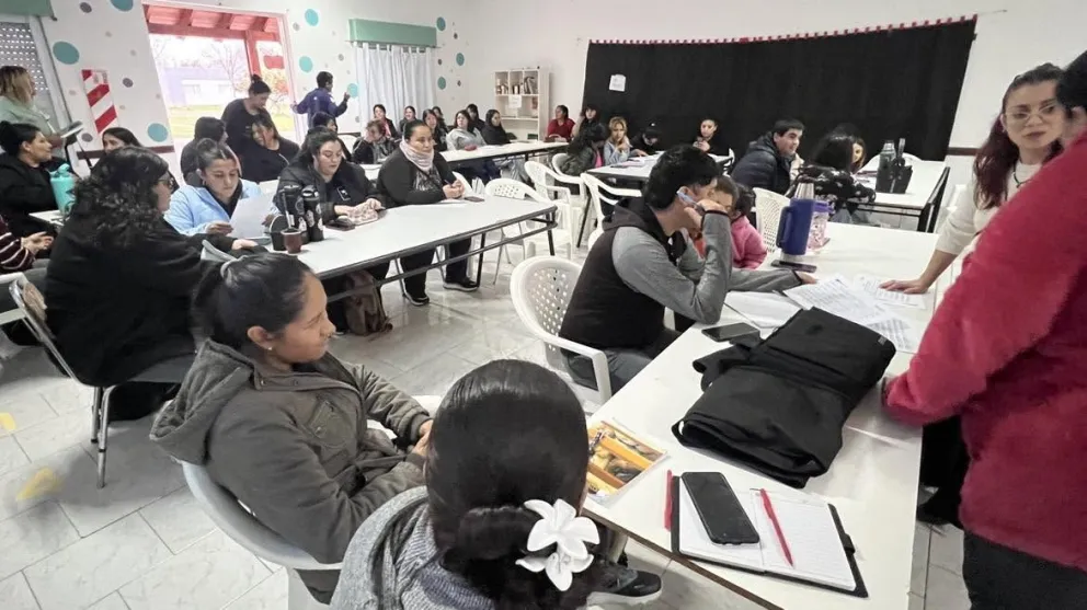 Más de 60 vecinos de Coronel Belisle comenzaron la capacitación “Operaciones de Servicios, Seguridad y Atención al Cliente”, impulsada conjuntamente por el CEAER y el Municipio local. Foto: Ceaer.