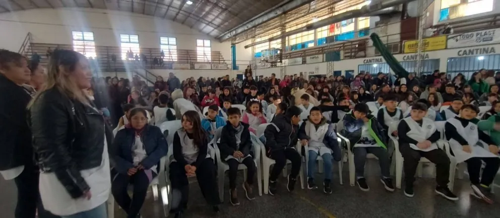 El acto de Promesa de Lealtad a la Bandera se realizará el 20 de junio en el Polideportivo Municipal de Lamarque y reunirá a estudiantes de todas las escuelas primarias y de la Escuela de Adultos. Foto: gentileza.
