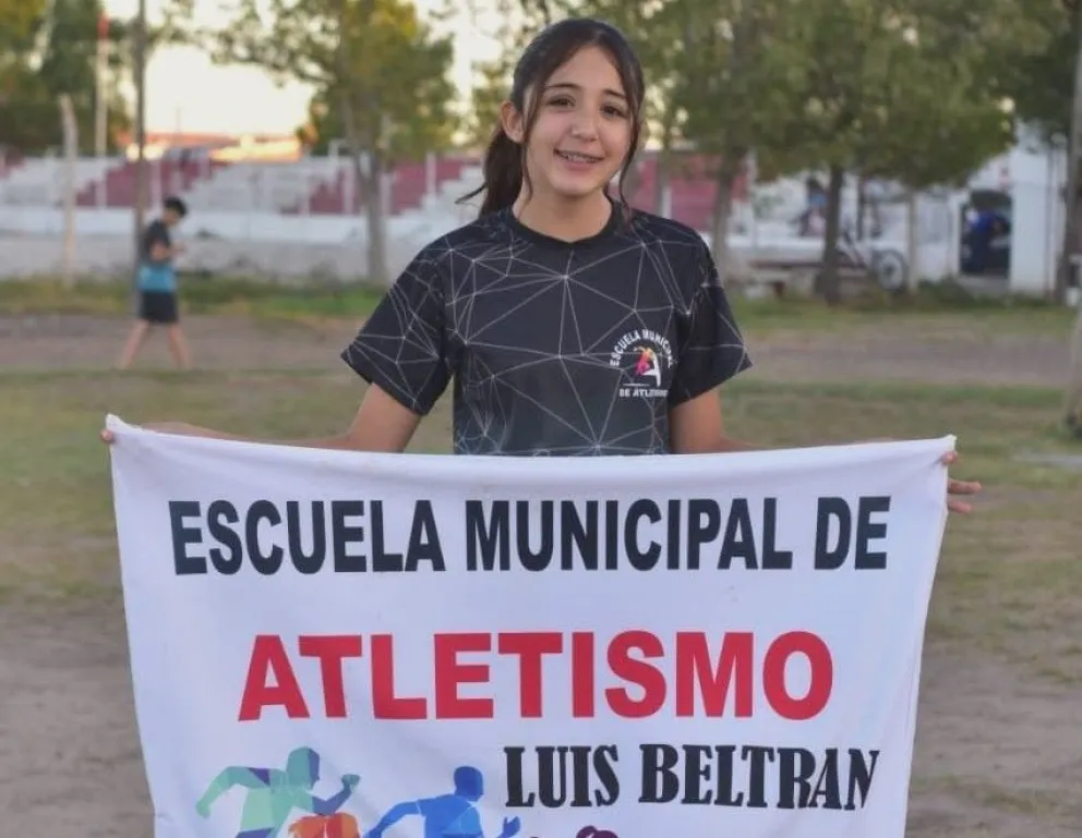 Clarisa Vuillermin Zavala representará a Luis Beltrán en el Campeonato Nacional U14 de Atletismo, compitiendo en 80 y 150 metros llanos, además de salto en largo, en la ciudad de Tandil. Foto: Municipio Luis Beltrán.