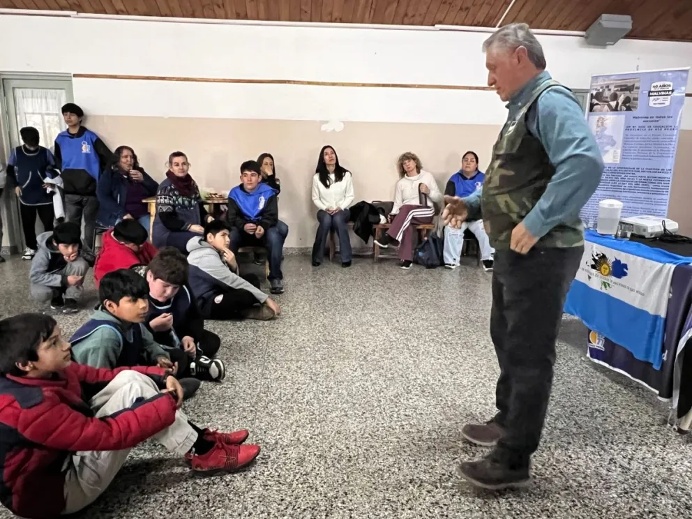 Estudiantes y docentes de la Escuela 77 iniciaron la elaboración de un mural que será exhibido en noviembre en el Museo Malvinas, Antártida y Atlántico Sur de Bariloche. Foto: Municipio Luis Beltrán.
