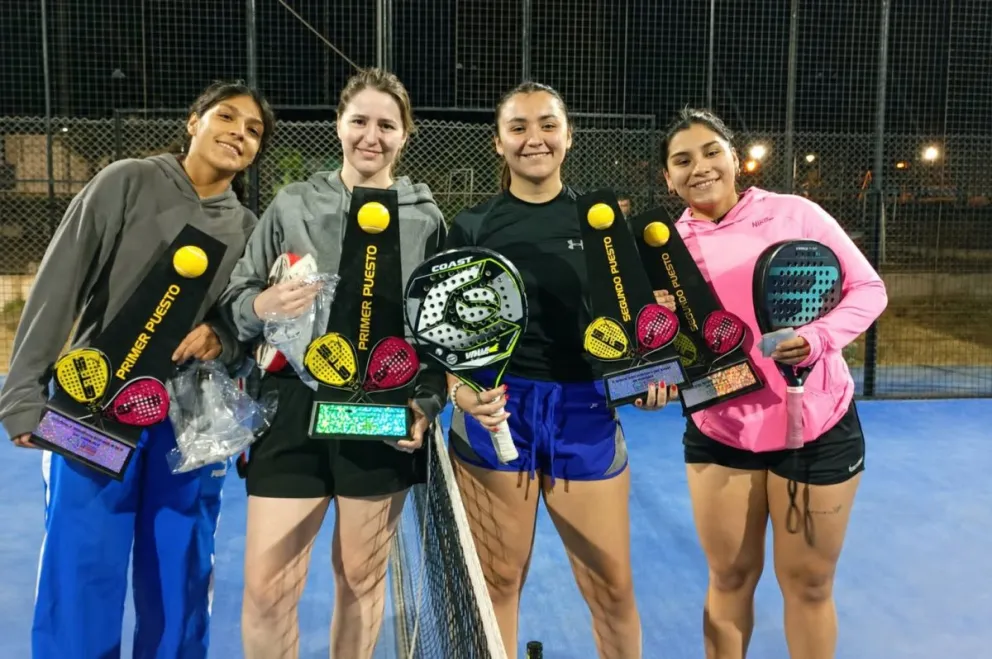 Las duplas de Chimpay se consagraron campeonas en ambas categorías del torneo de pádel organizado por el 128° aniversario de Darwin. Foto: Municipio Darwin.