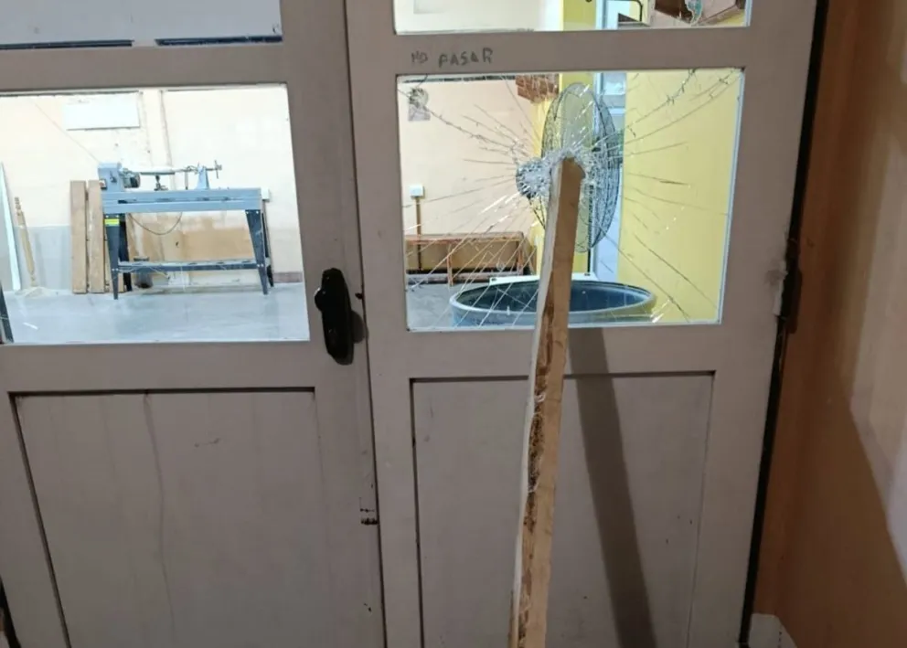 La Policía trabaja para esclarecer los hechos ocurridos en el CET Nº 20 de Lamarque, donde se registraron daños materiales y el robo de una bomba elevadora. Foto: gentileza.