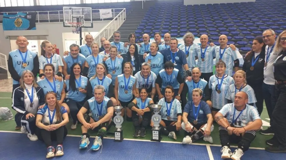 La profesora Lorena Cuevas, de Lamarque, condujo a la Selección Argentina +50 de Newcom hacia la obtención del título en el Campeonato Sudamericano disputado en Uruguay. Foto: gentileza.