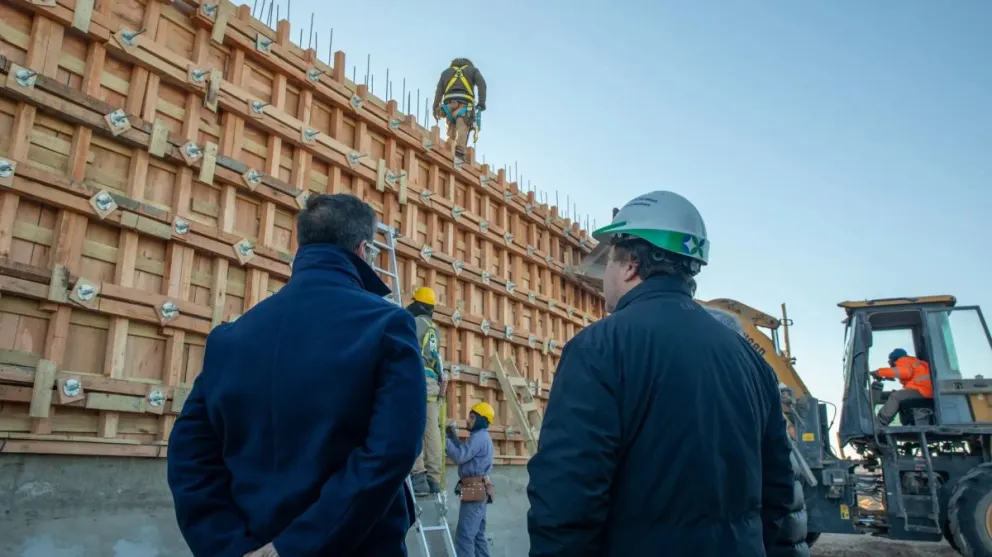 Weretilneck y Casadei observan la cisterna en construcción.
Crédito: Gobierno de Río Negro