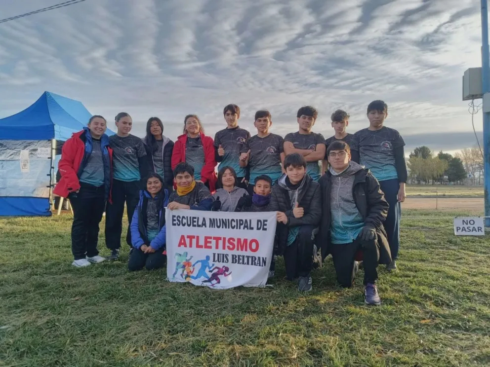 Los atletas de la Escuela Municipal de Luis Beltrán consiguieron destacadas actuaciones y cinco podios en el Torneo Aniversario de la Federación realizado en General Roca. Foto: Municipio Luis Beltrán.