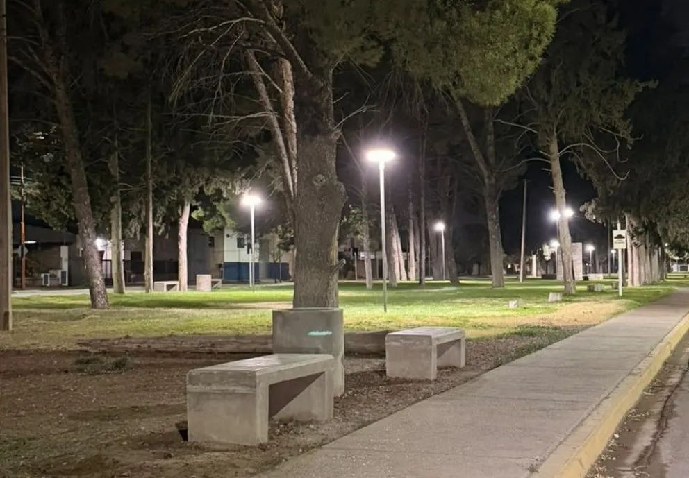 Las nuevas luminarias LED ya funcionan en distintos sectores de la Avenida San Martín y forman parte del plan municipal para modernizar el sistema de alumbrado público de Choele Choel. Foto: Municipio Choele Choel.