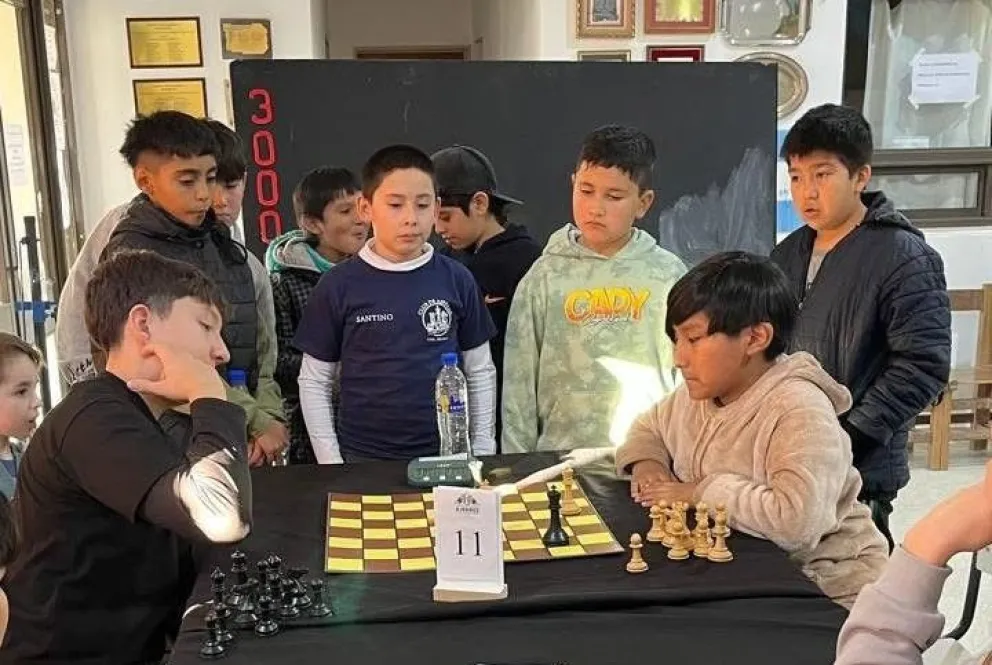 La cuarta fecha del circuito regional de ajedrez reunió a jugadores de distintas localidades y dejó una definición ajustada en la categoría Sub 20, que se resolvió por desempate técnico. Foto: gentileza.