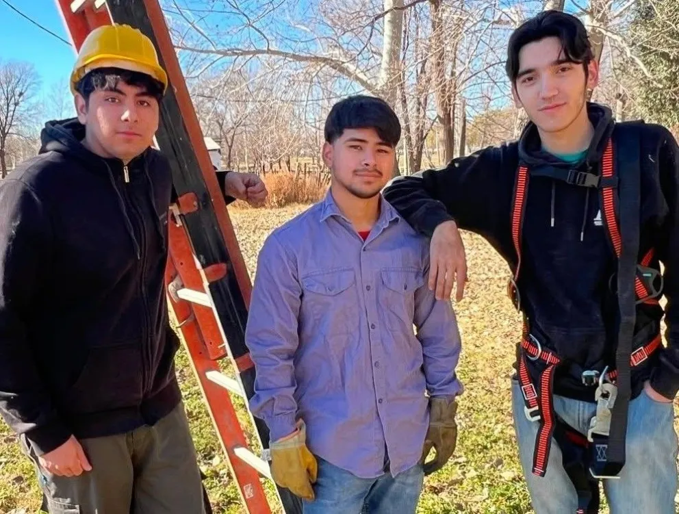 Los alumnos del CET 13 realizan trabajos de electricidad y mantenimiento en el Club de Canotaje La Pobrecita como parte de sus prácticas profesionalizantes. Foto: Consejo Escolar Choele Choel.