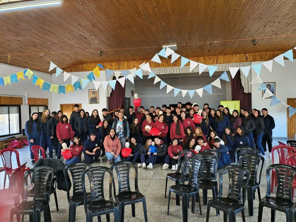 La capacitación brindó conocimientos básicos sobre primeros auxilios y RCP a estudiantes de nivel secundario, promoviendo la preparación ante emergencias y el compromiso comunitario. Foto: Hospital Luis Beltrán.