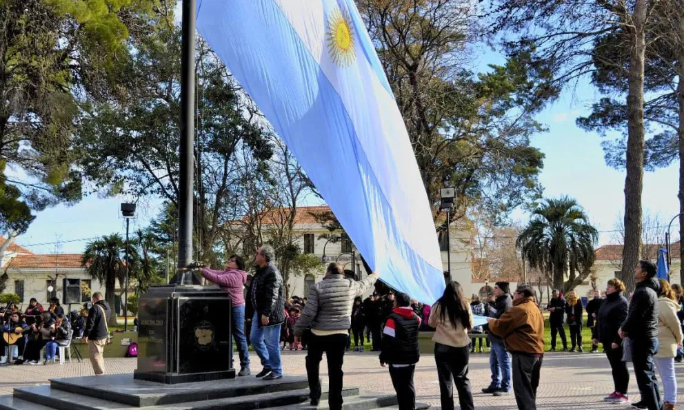 El acto por el Día de la Bandera se realizará el 20 de junio con actividades en Plaza Santa Genoveva y el Polideportivo de Lamarque. Foto: archivo.