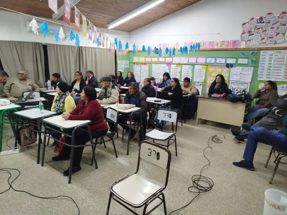 Estudiantes de los anexos de la Escuela de Adultos de Choele Choel participaron de una charla sobre tenencia responsable de mascotas a cargo del profesional Pablo Crowley. Foto: gentileza.