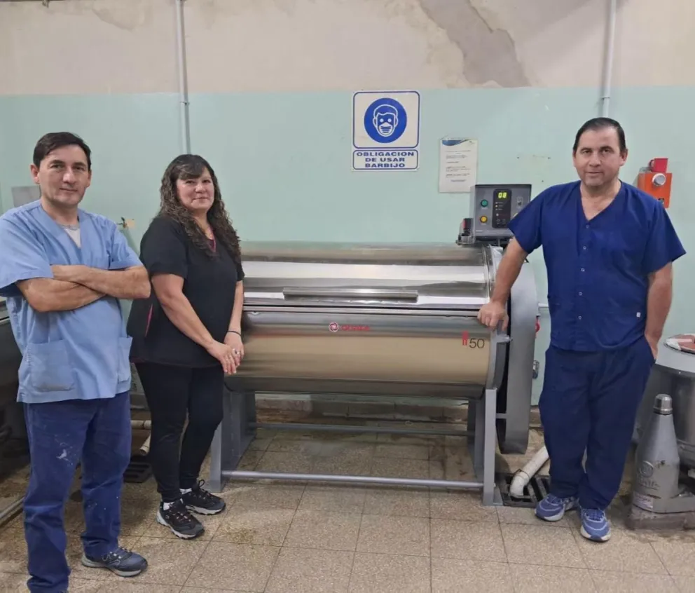 La nueva lavadora industrial incorporada al Hospital Zonal de Choele Choel permitirá optimizar el servicio de lavandería y mejorar la eficiencia operativa del establecimiento. Foto: gentileza.