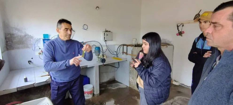 Estudiantes de la Tecnicatura Superior en Energías Renovables y Apropiables recorrieron la planta potabilizadora de ARSA en Choele Choel para conocer de cerca el proceso de tratamiento y distribución del agua potable. Foto: gentileza.