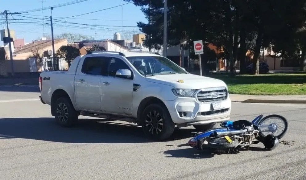 Personal policial, sanitario y de Seguridad Vial intervino en el choque ocurrido en la esquina de avenida San Martín y Brown, donde una motociclista resultó lesionada y fue trasladada al hospital. Foto: gentileza.