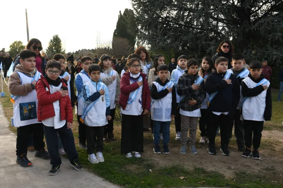 Los alumnos de la Escuela Sixto Garro realizaron la Promesa de Lealtad a la Bandera en un emotivo acto desarrollado en la Plaza Paso Peñalva de Pomona. Foto: Municipio Pomona.