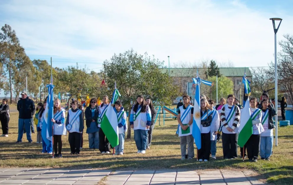 El acto por el Día de la Bandera reunió a autoridades, instituciones y vecinos en la Plaza San Martín, en una jornada de homenaje marcada por el compromiso y el sentimiento patrio. Foto: Municipio de Chimpay.