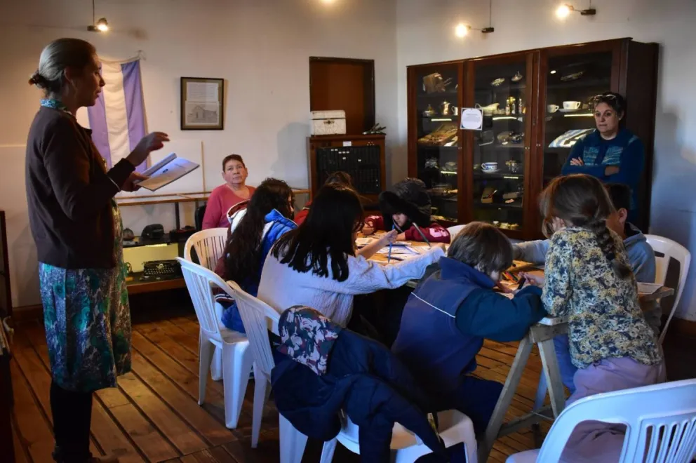 La iniciativa “Cuentos de Museos” reunió a niños y niñas en una tarde de historias, juegos y recorridos guiados por el Museo Municipal Mony Gundin, fortaleciendo el vínculo de las infancias con la historia y la cultura local. Foto: Municipio Luis Beltrán.
