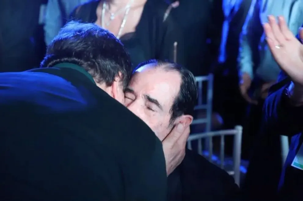 El gobernador Alberto Weretilneck envió un cálido saludo a todos los padres de Río Negro. Foto Facebook.
